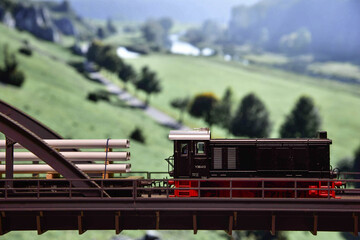 Modelleisenbahn auf einer Bogenbrücke, Modellbahn, Lokomotive, Brücke, Bogenbrücke, Stahlbrücke, Diesellok, Rangierlok, Gleise, Stahlträger,

