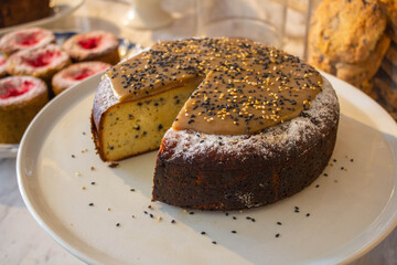 Pastel con semillas de amapola y caramelo