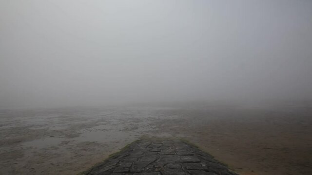 Nebelschwaden am Strand der Nordsee