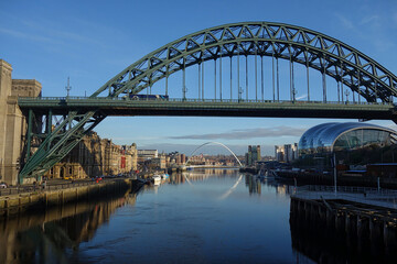 Fototapeta na wymiar Newcastle Tyne Bridge fotografiert von einem Schiff, das auf dem Fluss Tyne schwimmt. Wahrzeichen mit unverwechselbarer Architektur. Newcastle Amsterdam Schifffahrt mit Brückenansicht .