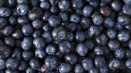 Arándanos en un bol de madera sobre fondo marrón rústico