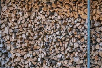 Brennholz gestapelt auf der Wiese