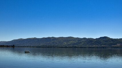 bote pesquero en lago san roque , pescando con caña en un hermoso espejo de agua en la ciudad de...