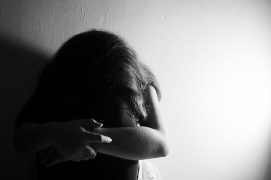 Ni&ntilde;a triste blanco y negro 2