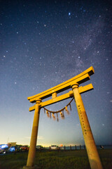 鳥居と夏の天の川と満点の星空-3