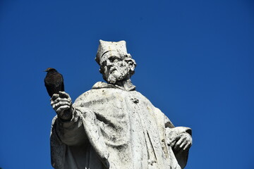 gołąb na rzeźbie świętego