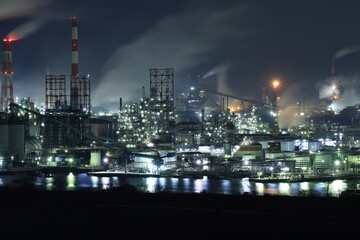 Fototapeta na wymiar 日本の岡山県倉敷市の水島コンビナートの美しい工場夜景