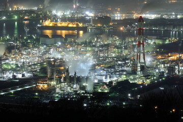 Fototapeta premium 日本の岡山県倉敷市の水島コンビナートの美しい工場夜景