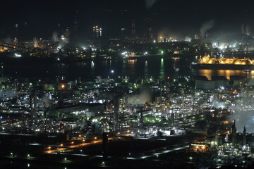 Fototapeta na wymiar 日本の岡山県倉敷市の水島コンビナートの美しい工場夜景