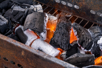 河原でバーベキューをする際の炭の写真