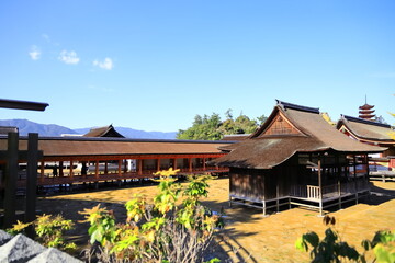 11月広島宮島、厳島神社と青空。