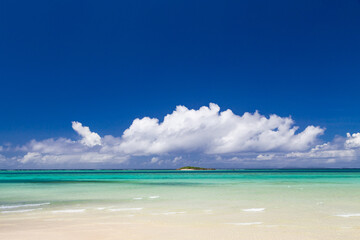 Fototapeta na wymiar 沖縄の海と青空と夏の雲