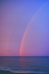 Schilderachtig uitzicht op regenboog boven zee tegen lucht