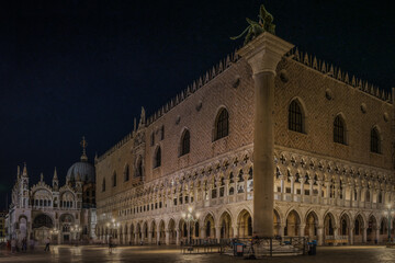 Fototapeta na wymiar Night view of Doge's Palace and St Mark's Basilica, Venice, Italy