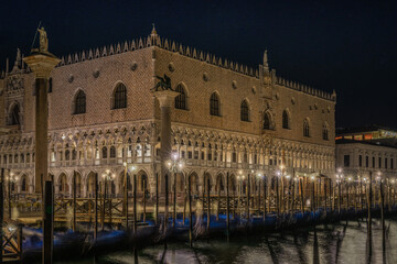 Fototapeta premium Scenic Night view of Doge's Palace (Palazzo Ducale) and illuminated St. Mark's square, Venice, Italy