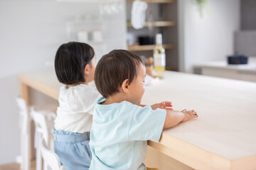 Fototapeta premium キッチンで男の子と女の子が二人でテーブルに座っている kitchen kids 