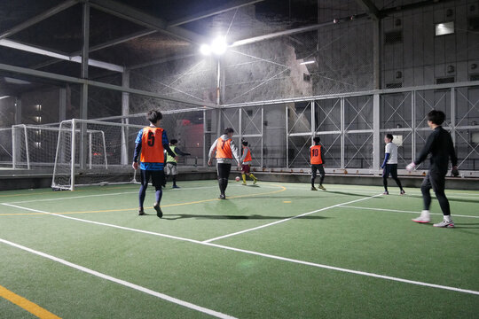 夜の屋上、フットサルコートのプレイヤーたち