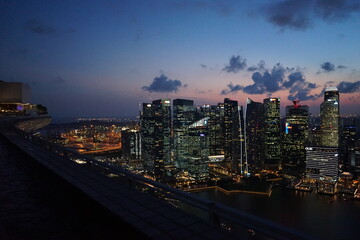 Fototapeta na wymiar Aerial view of Skyscraper and Marina Bay area at night from infinity pool in Singapore - シンガポール マリーナベイ エリア インフィニティプールからの眺め 夜景