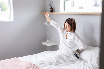 朝のすっきりとした目覚め20代の女性