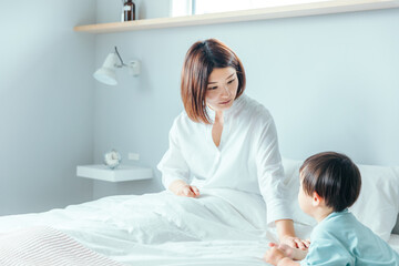 Obraz premium 白い綺麗なお部屋のベッドでお母さんが起きて子供と話している姿20代、女の子、読書、うたた寝、爽やかな、ベット、寝室、朝の光、退屈な1日、自粛、自宅待機、コロナか、人物、日本人、女性、若い、かわいい、白バック、日本、ベッド、上半身、読む、本、寝る、コピースペース、部屋、昼寝、子供、朝、眠る、爽やか、ライフスタイル、非常事態、自然、白色、寝そべる、笑顔、屋内、リラックス、居眠り、横になる