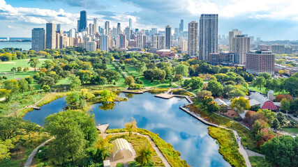 Naklejka premium Chicago skyline aerial drone view from above, lake Michigan and city of Chicago downtown skyscrapers cityscape bird's view from park, Illinois, USA 