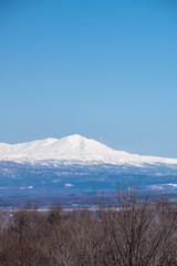 春の晴れた日の雪山と青空　大雪山

