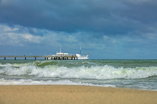 Dampfer, Passagierschiff ( Baltica ) legt an der Seebr&uuml;cke im Ostseebad K&uuml;hlungsborn an.