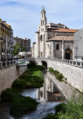 Iglesia junto a un r&iacute;o de Burgos, Espa&ntilde;a.