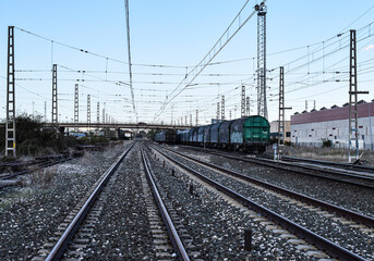 Fototapeta na wymiar Ferrocarril y railes vacíos en un día.