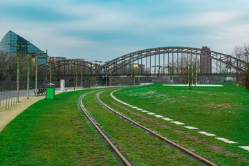 Puente de hierro y vías de tren 