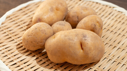 ジャガイモ「インカのめざめ」、日本産、あざやかな黄色が特徴。ねっとりしておいしく人気