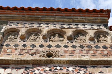 Frise sculpt&eacute;e au-dessus de l&rsquo;entr&eacute;e de La chapelle Saint-Michel en haut du rocher d&rsquo;Aiguilhe pr&egrave;s du Puy-en-Velay