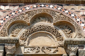 Tympan sculpté au-dessus de l’entrée de La chapelle Saint-Michel en haut du rocher d’Aiguilhe...