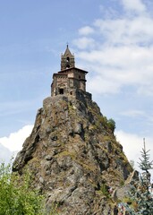 Fototapeta na wymiar La chapelle Saint-Michel en haut du rocher d’Aiguilhe près du Puy-en-Velay
