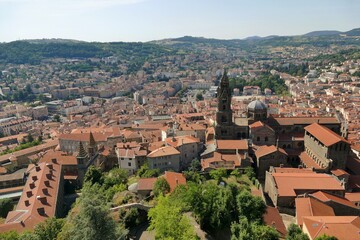 Fototapeta na wymiar Vue panoramique sur la ville du Puy-en-Velay