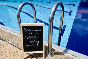 Zutritt, Sport, Baden und Schwimmen nur mit  Covid-Impfung erlaubt, gestattet