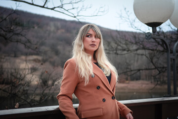 Obraz premium Classy lady by the lake in Eastern Serbia. Photoshoot in autumn time.