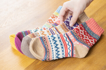 靴下を選ぶ女性の手