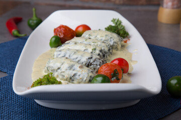 Stuffed leaves with tomatoes and yogurt sauce