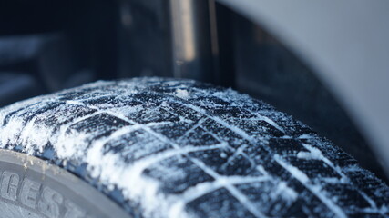 雪とタイヤ © Tomo Nyan