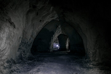 Untertage mit licht und schatten in einer höhle und felsenkeller