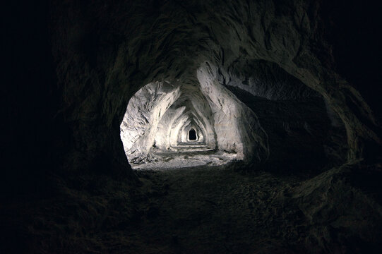 Untertage mit licht und schatten in einer h&ouml;hle und felsenkeller