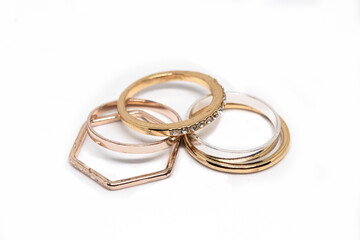 anelli con sfondo bianco