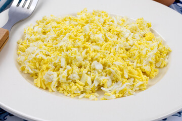 oeuf dur râpé dans une assiette