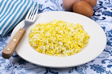 oeuf dur râpé dans une assiette