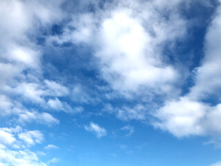 Obraz premium White clouds on bright blue sky natural background