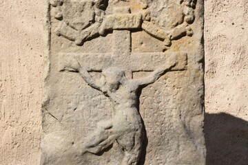Verwittertes Sandsteinrelief mit Kreuzigung Christi und knieendem Stifterehepaar