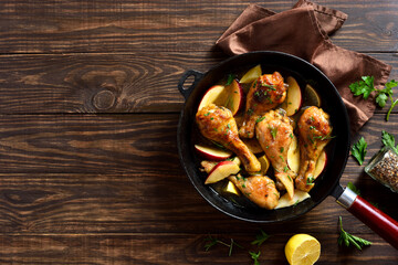Chicken drumsticks baked with apples and herbs