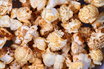 Nahaufnahme frischgeplatzter Popcorn Maiskörner in einer Schüssel