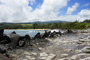 Makaluapuna Point aka Dragons teeth coastline rock formation, Wave crashing against the rock on Maui island, Hawaii - ドラゴンティース マカルアプナ ポイント 波しぶき マウイ ハワイ